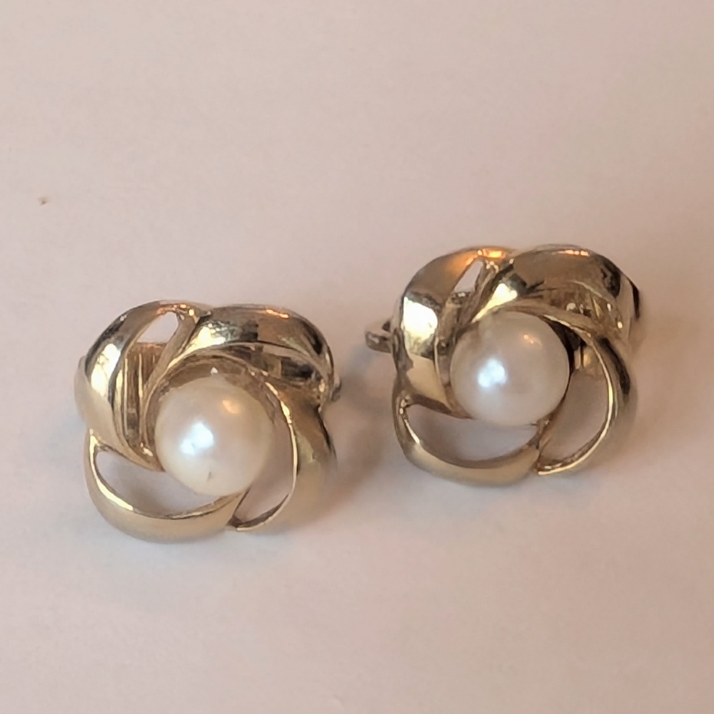 Vintage Gold Tone Pearl Clip-On Earrings - Old Money Aesthetic - Classic Elegant